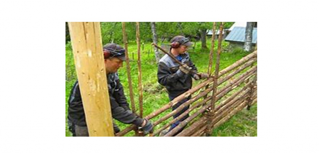 Det har funnits en Smålandsgärdsgård runt hembygdsgården. Den var så dålig så den plockades ner under hösten 2018. Stiftelsen skapar ekonomiska möjligheter för att återställa och bevara den gamla kulturmiljön.